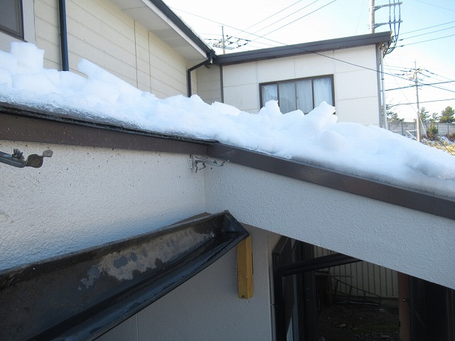 甲府市　雪害雨樋破損